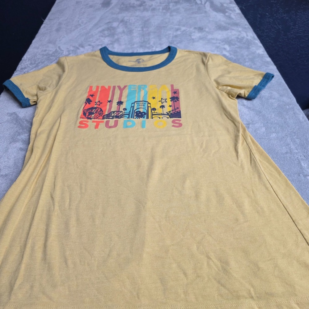 Universal Studios T-shirt Unisex Size XL Yellow Short Sleeve